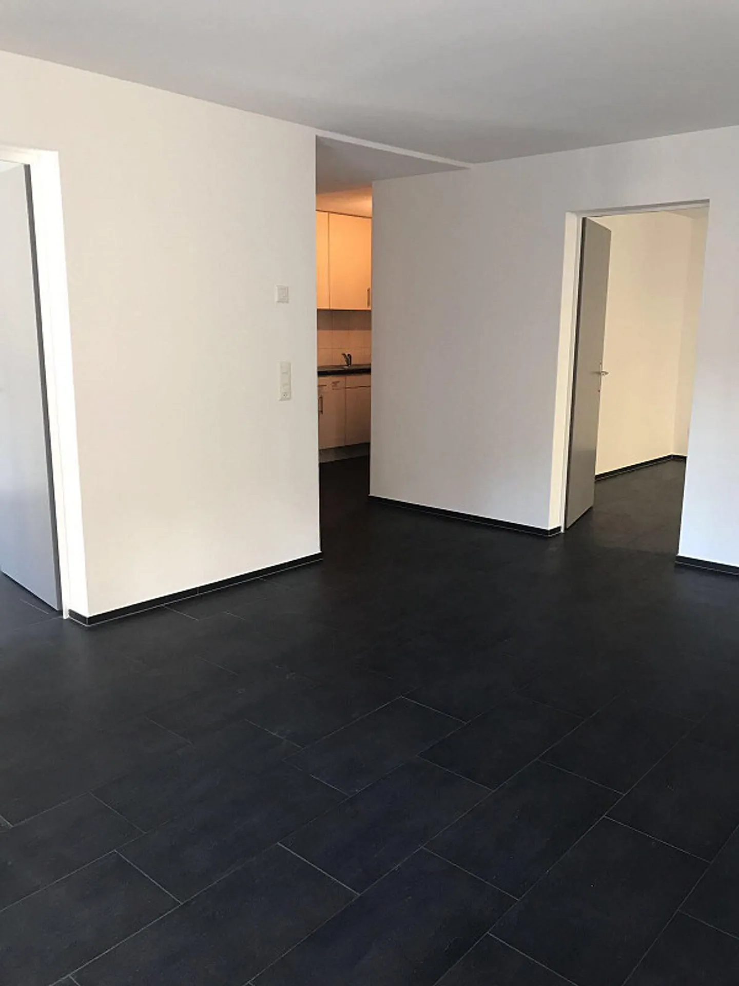 Modern and spacious 3-room apartment in the heart of Thusis - Photo 3 of 4