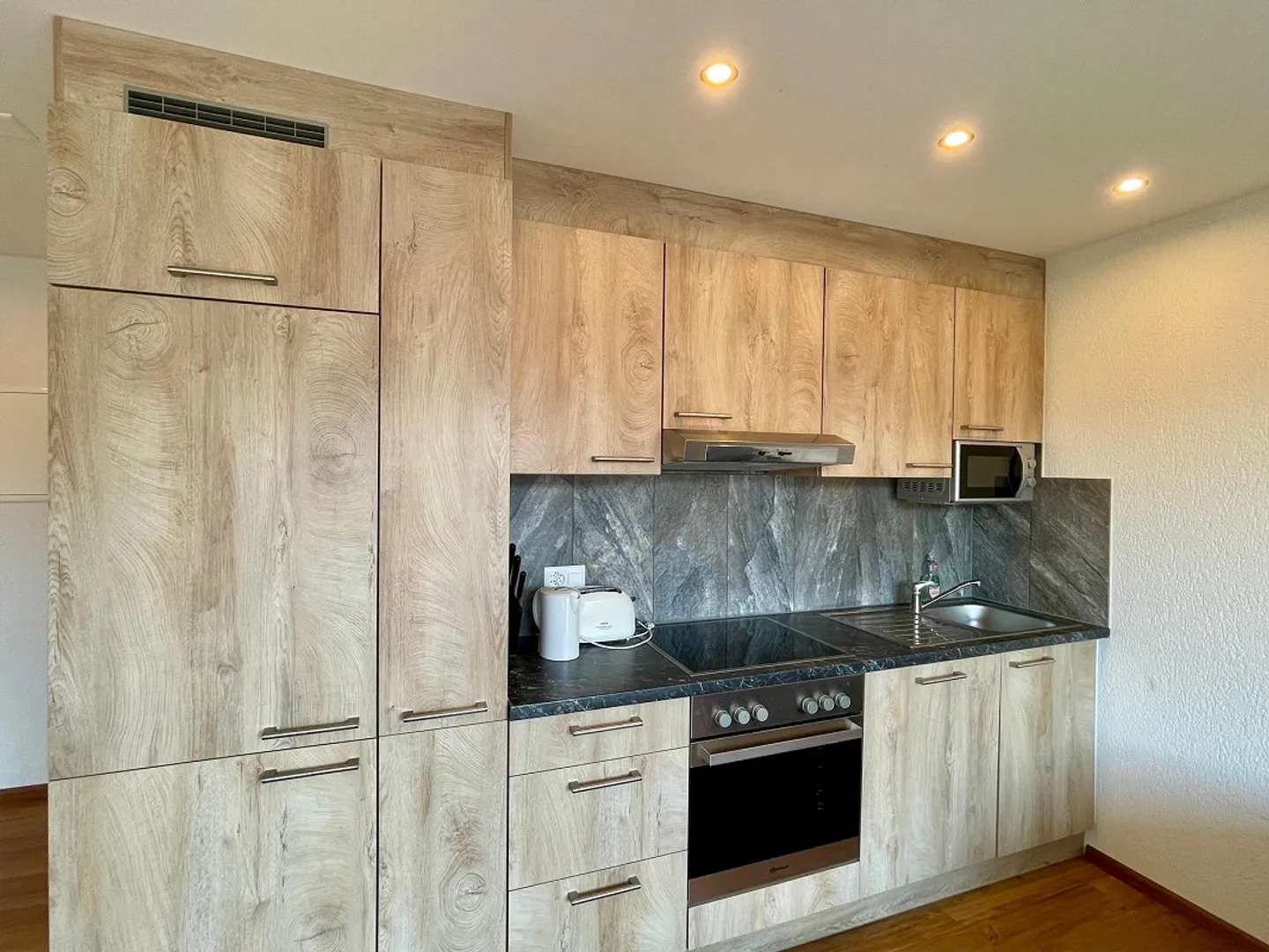 Möblierte 2.5-Zimmerwohnung im 5.OG mit Balkon im beliebten "Gundeli" - Foto 2 von 11