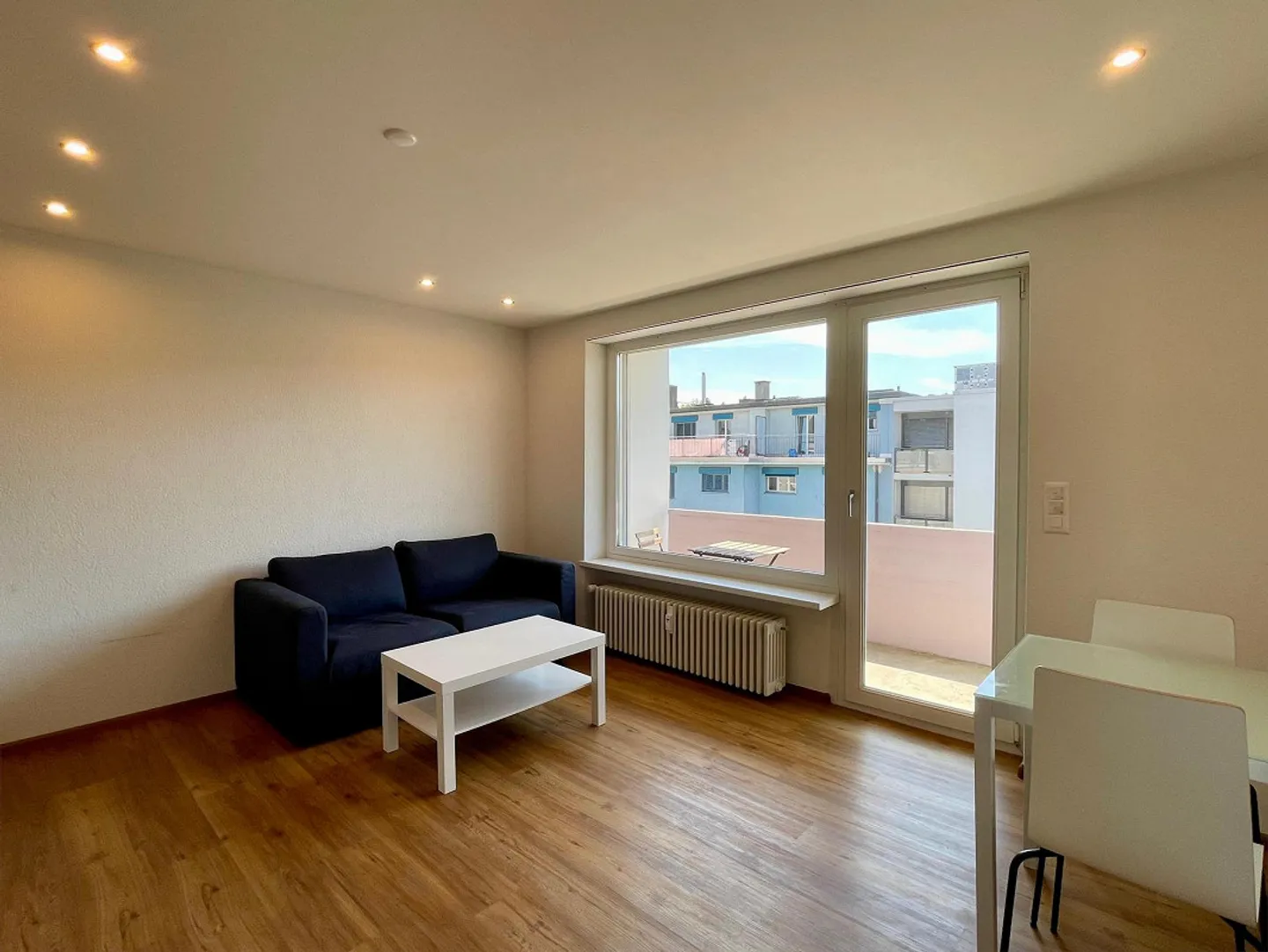 Möblierte 2.5-Zimmerwohnung im 5.OG mit Balkon im beliebten "Gundeli" - Foto 3 von 11
