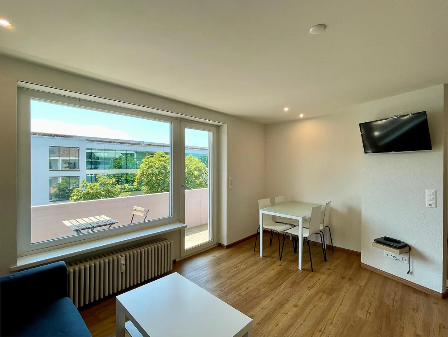 Möblierte 2.5-Zimmerwohnung im 5.OG mit Balkon im beliebten "Gundeli" - Foto 4 von 11