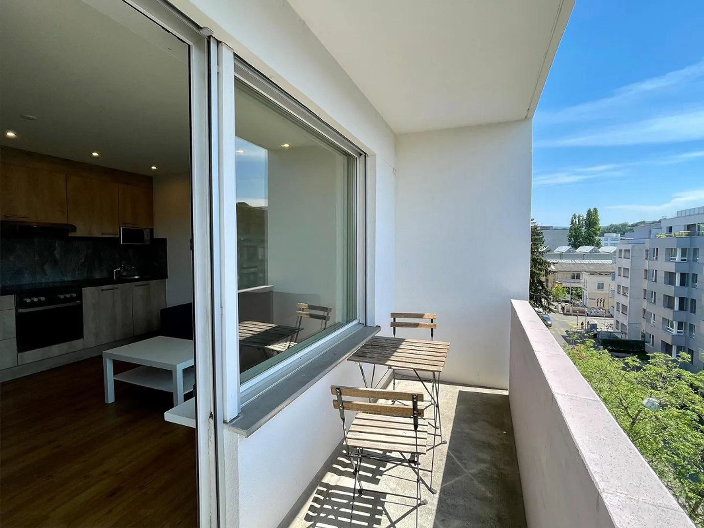Möblierte 2.5-Zimmerwohnung im 5.OG mit Balkon im beliebten "Gundeli" - Foto 8 von 11