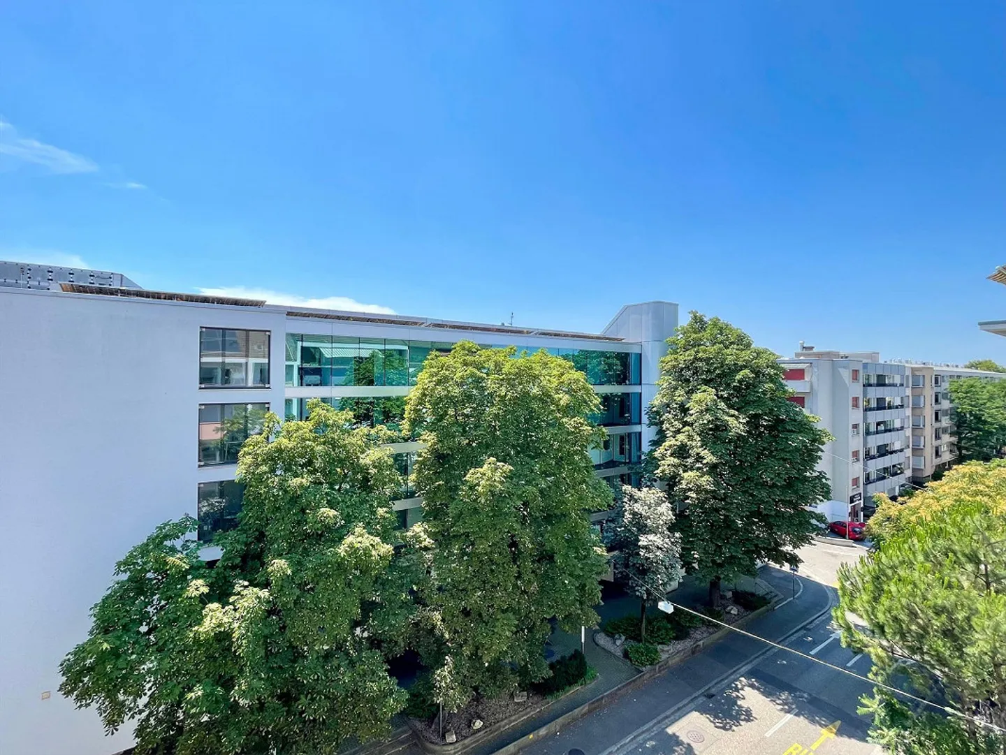 Möblierte 2.5-Zimmerwohnung im 5.OG mit Balkon im beliebten "Gundeli" - Foto 9 von 11