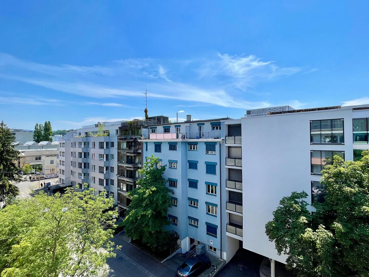Möblierte 2.5-Zimmerwohnung im 5.OG mit Balkon im beliebten "Gundeli" - Foto 10 von 11