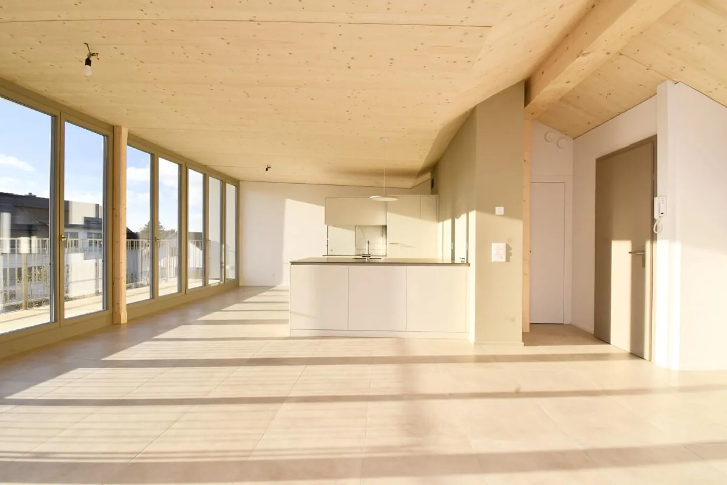 Appartement en attique spacieux à louer dans un standard de propriété! - Photo 2 sur 14