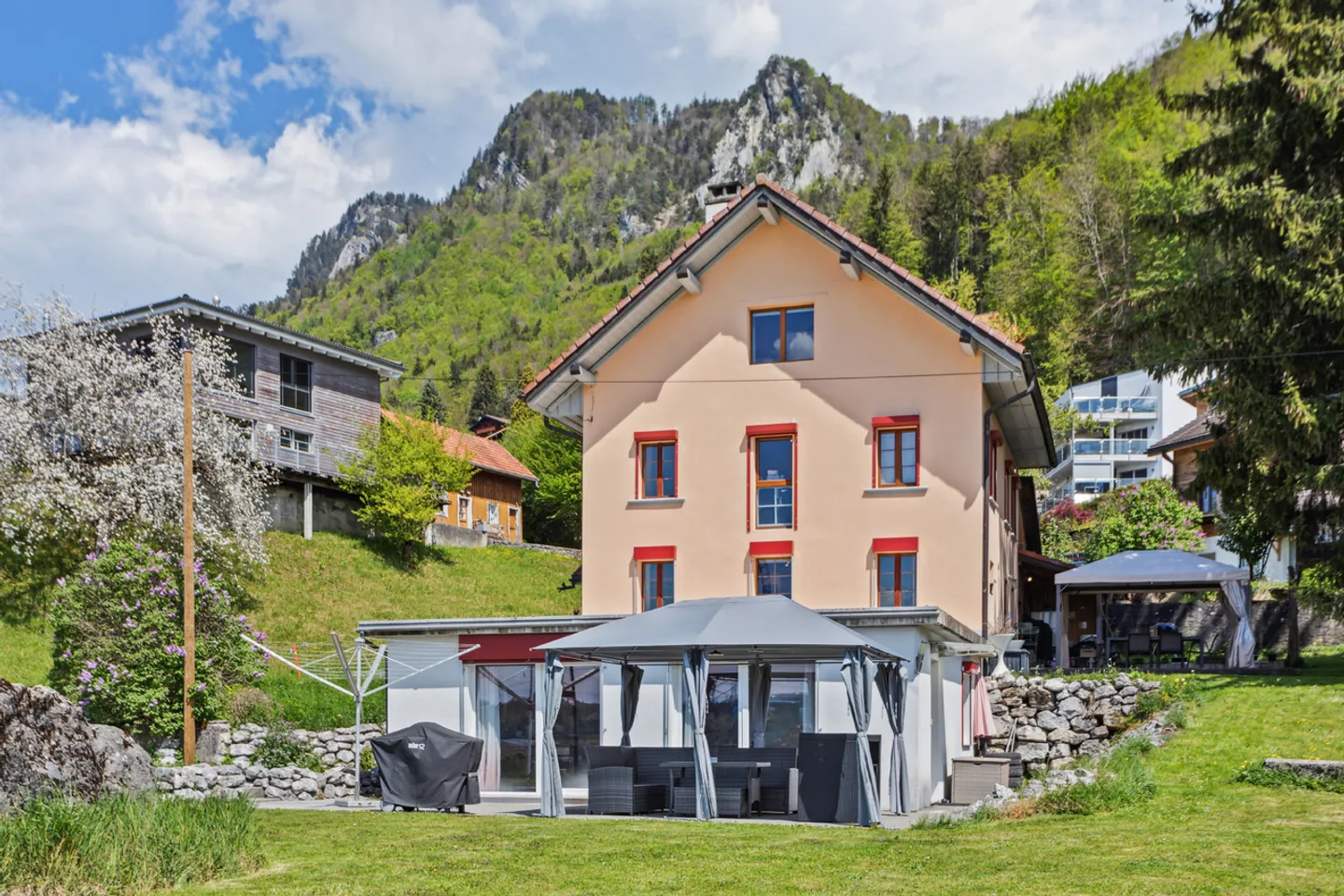 House with 2 apartments and view of the Moléson and the green surroundings - Photo 2 of 10