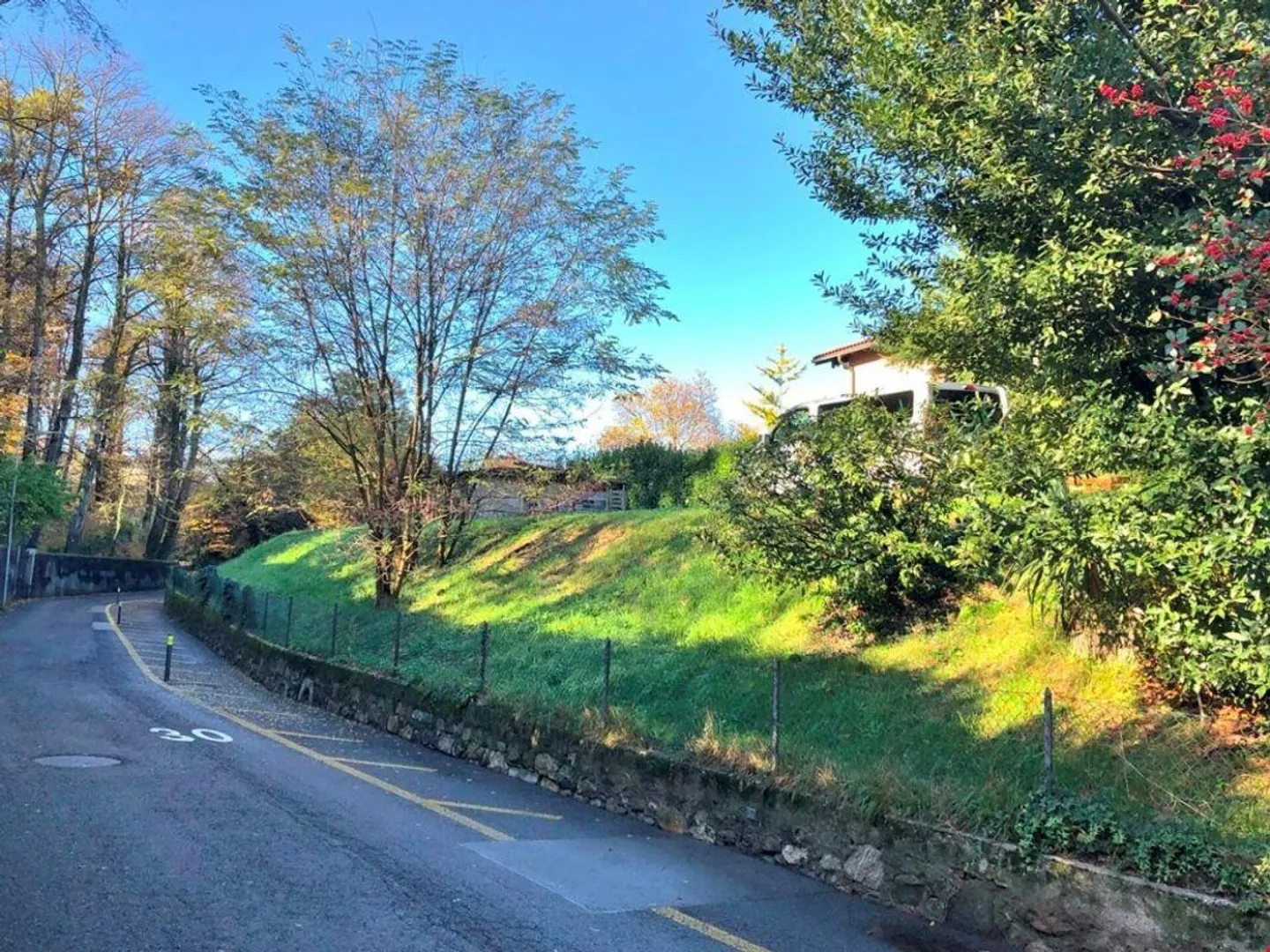 Terrain constructible de 1'277 m² au centre du village - Photo 1 sur 7