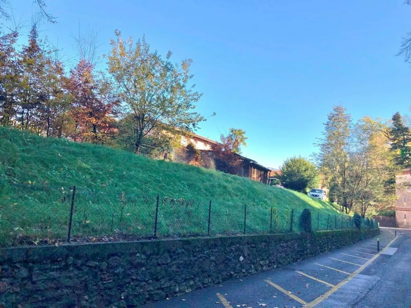 Terrain constructible de 1'277 m² au centre du village - Photo 2 sur 7