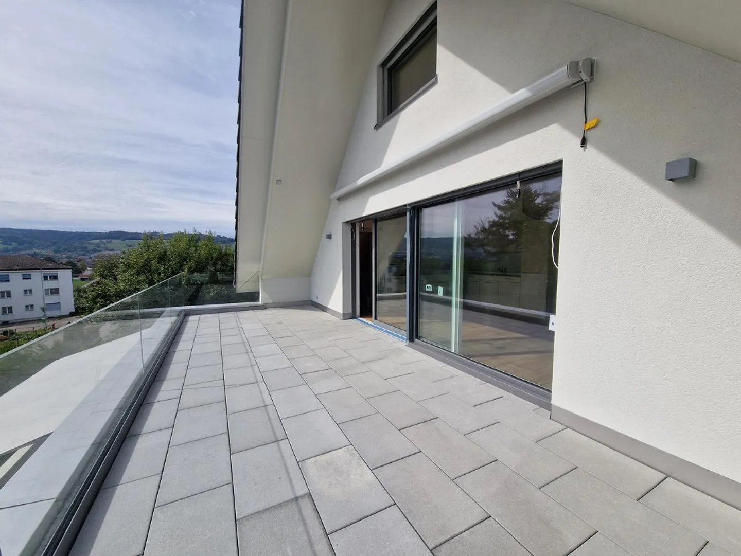 Nouveau bail - Appartement en duplex exclusif de 4½ pièces dans une maison bifamiliale - Photo 2 sur 13