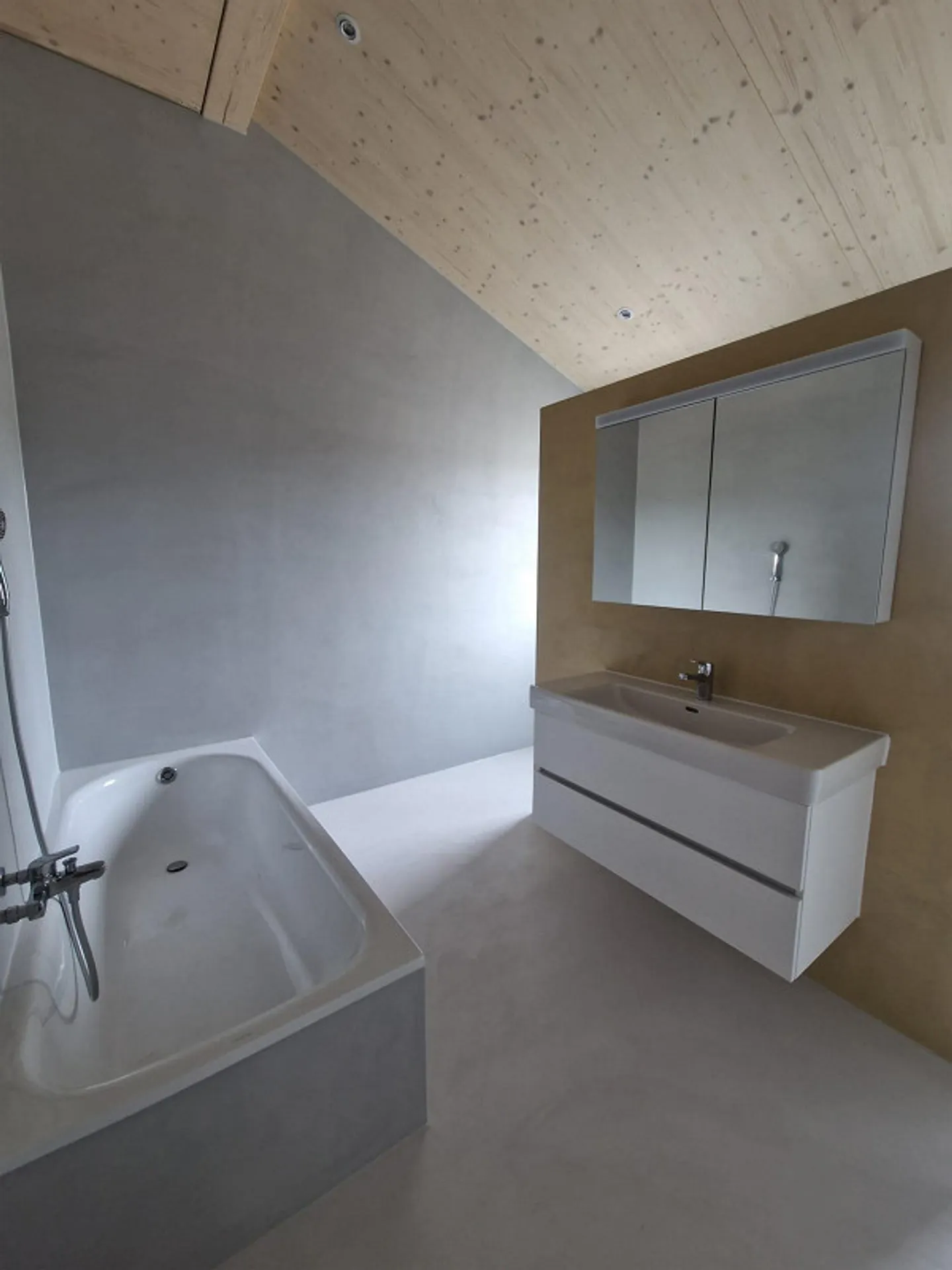 Nouveau bail - Appartement en duplex exclusif de 4½ pièces dans une maison bifamiliale - Photo 4 sur 13
