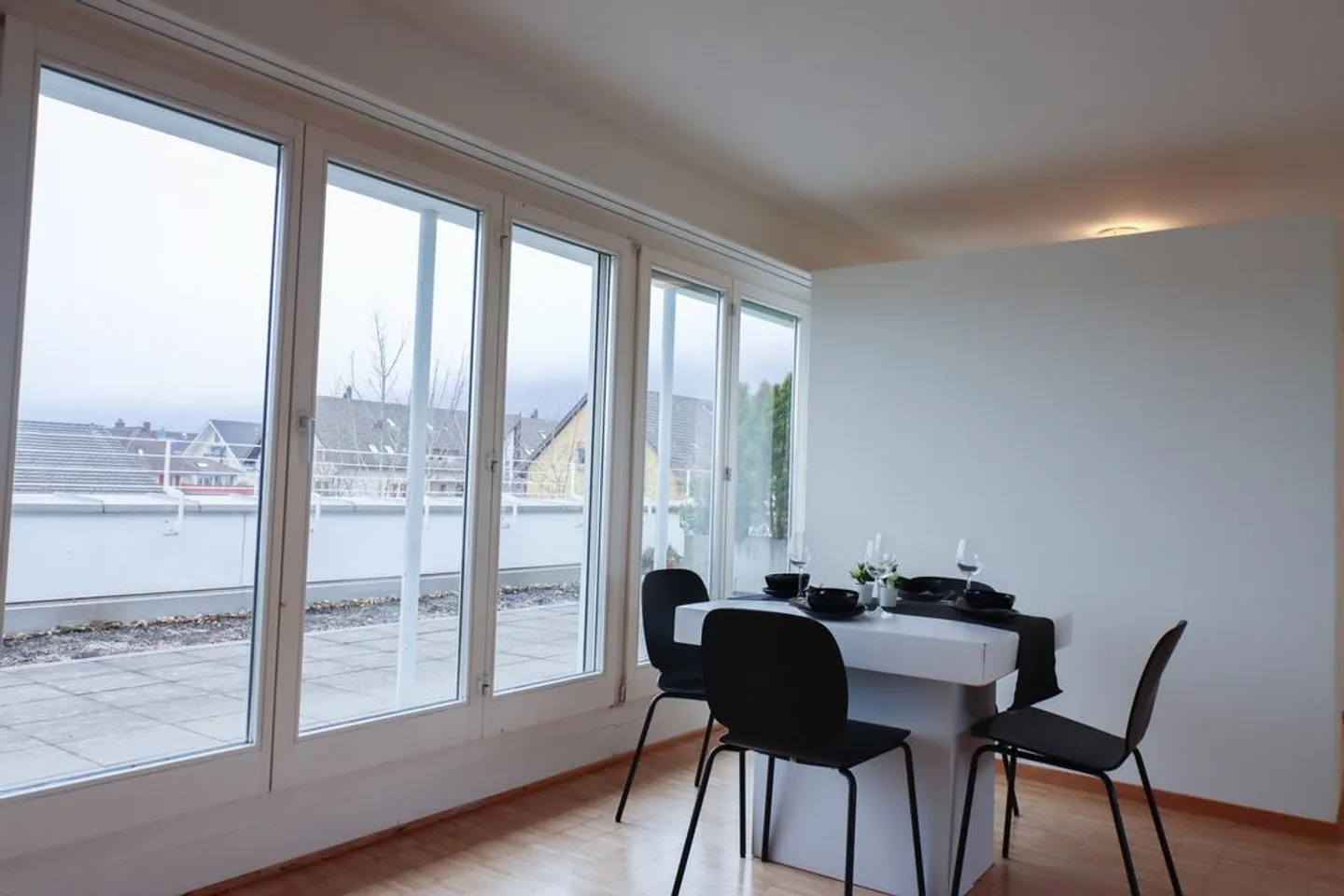 Appartement en attique 2,5 pièces avec grande terrasse - 1 MOIS GRATUIT! - Photo 4 sur 9