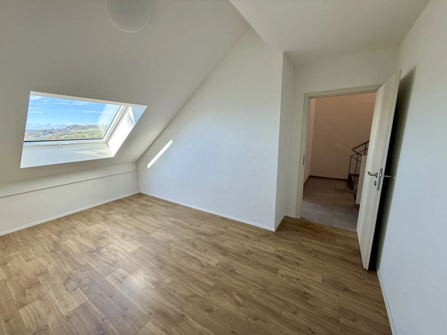 Zeitgenössisches Haus 2022 mit außergewöhnlichem Panorama - Foto 5 von 13