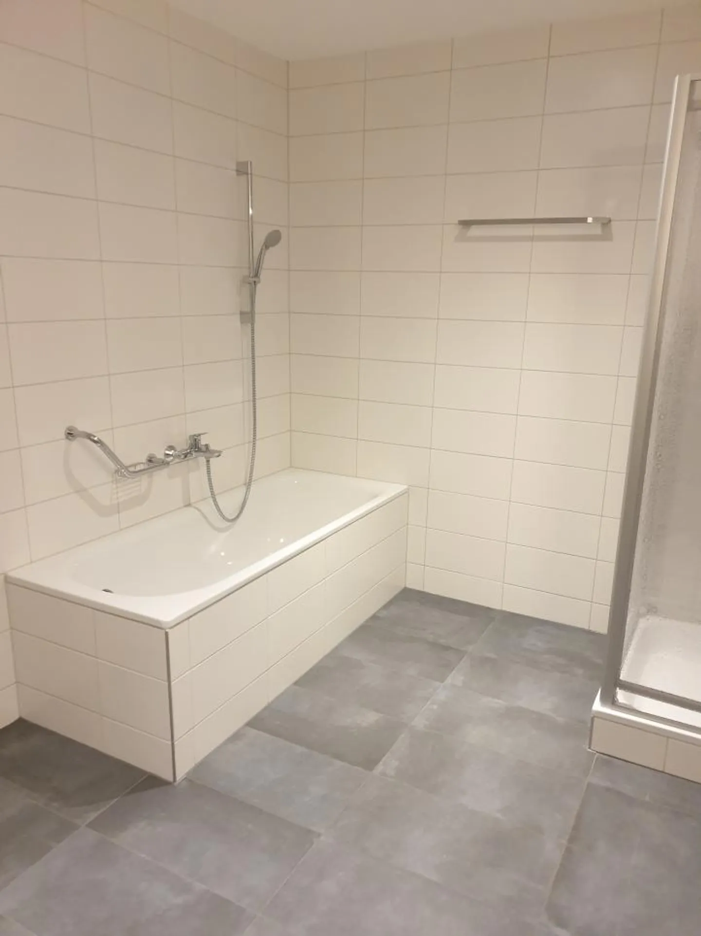 Ampio appartamento di 4.5 stanze con balcone - Foto 9 di 10