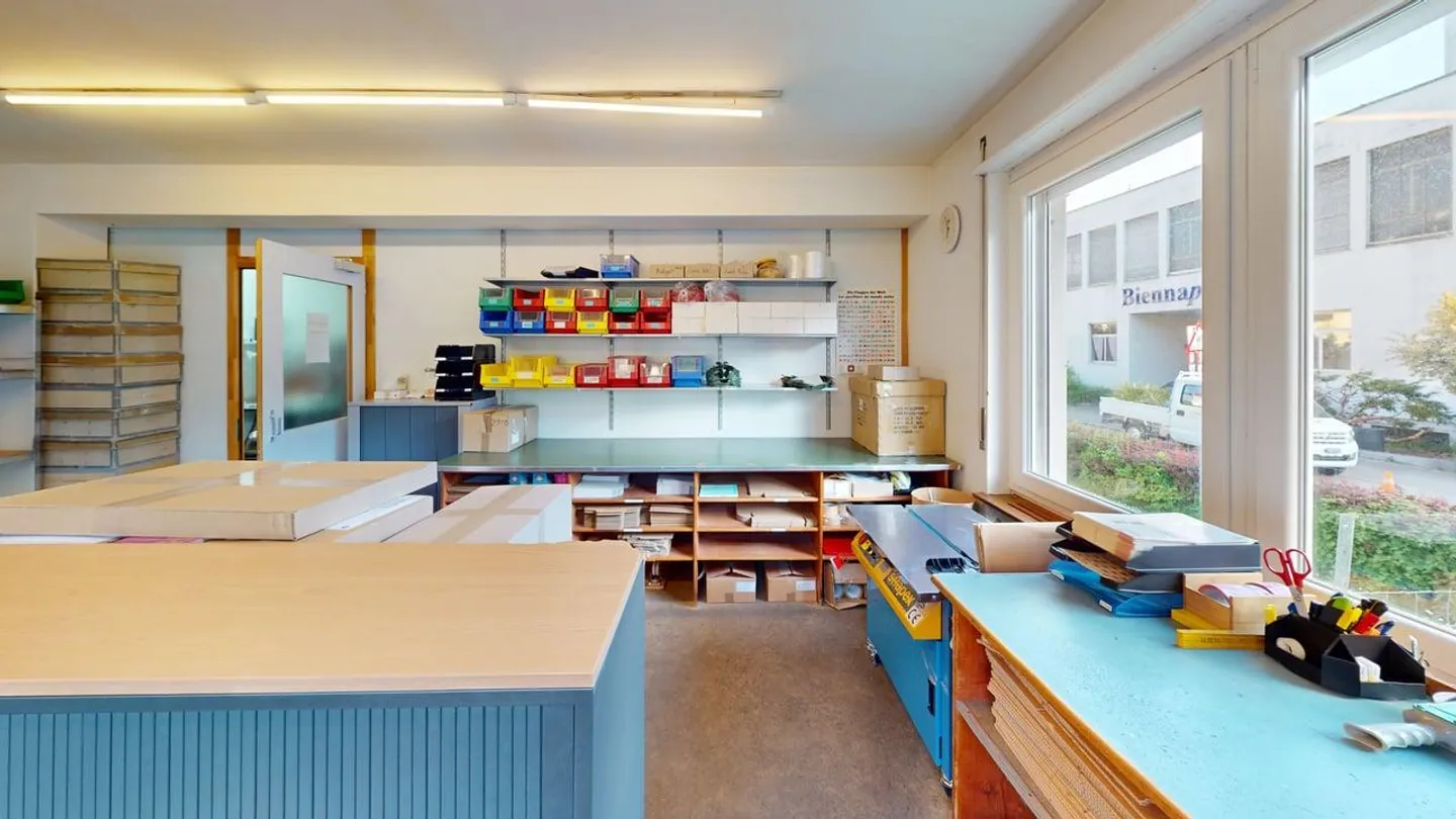 Large residential and/or commercial building for the implementation of your own ideas - Photo 13 of 20