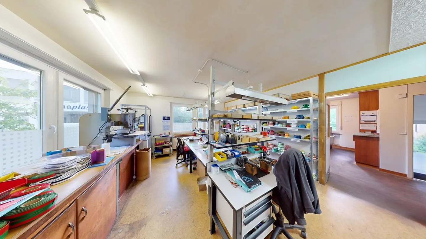 Large residential and/or commercial building for the implementation of your own ideas - Photo 14 of 20