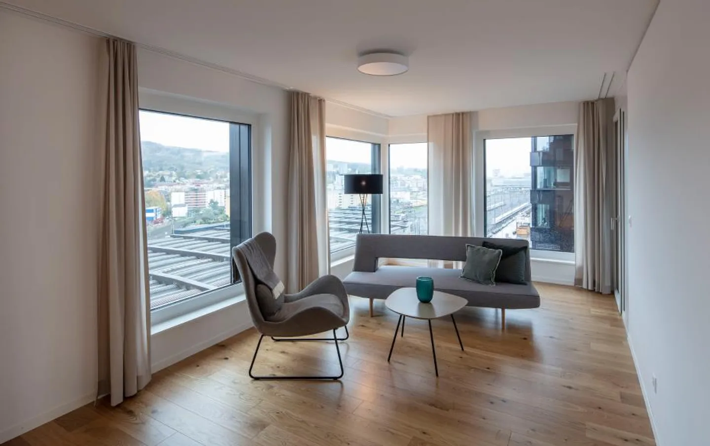 Modern Furnished 2.5-Room Apartment with Loggia in Zurich Altstetten B - Photo 3 of 5