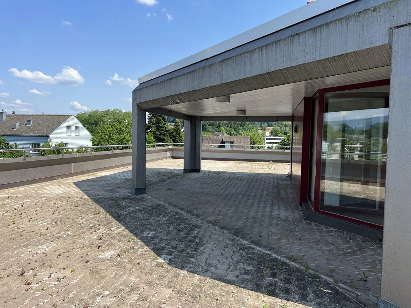 Ampio appartamento attico con vista sull'Aare in un piccolo edificio commerciale - Foto 1 di 13