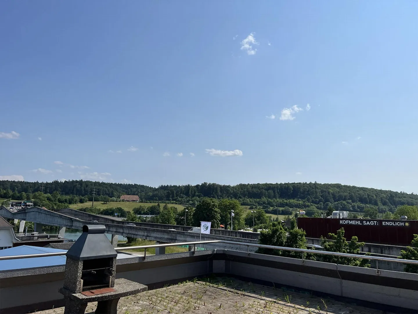 Ampio appartamento attico con vista sull'Aare in un piccolo edificio commerciale - Foto 2 di 13