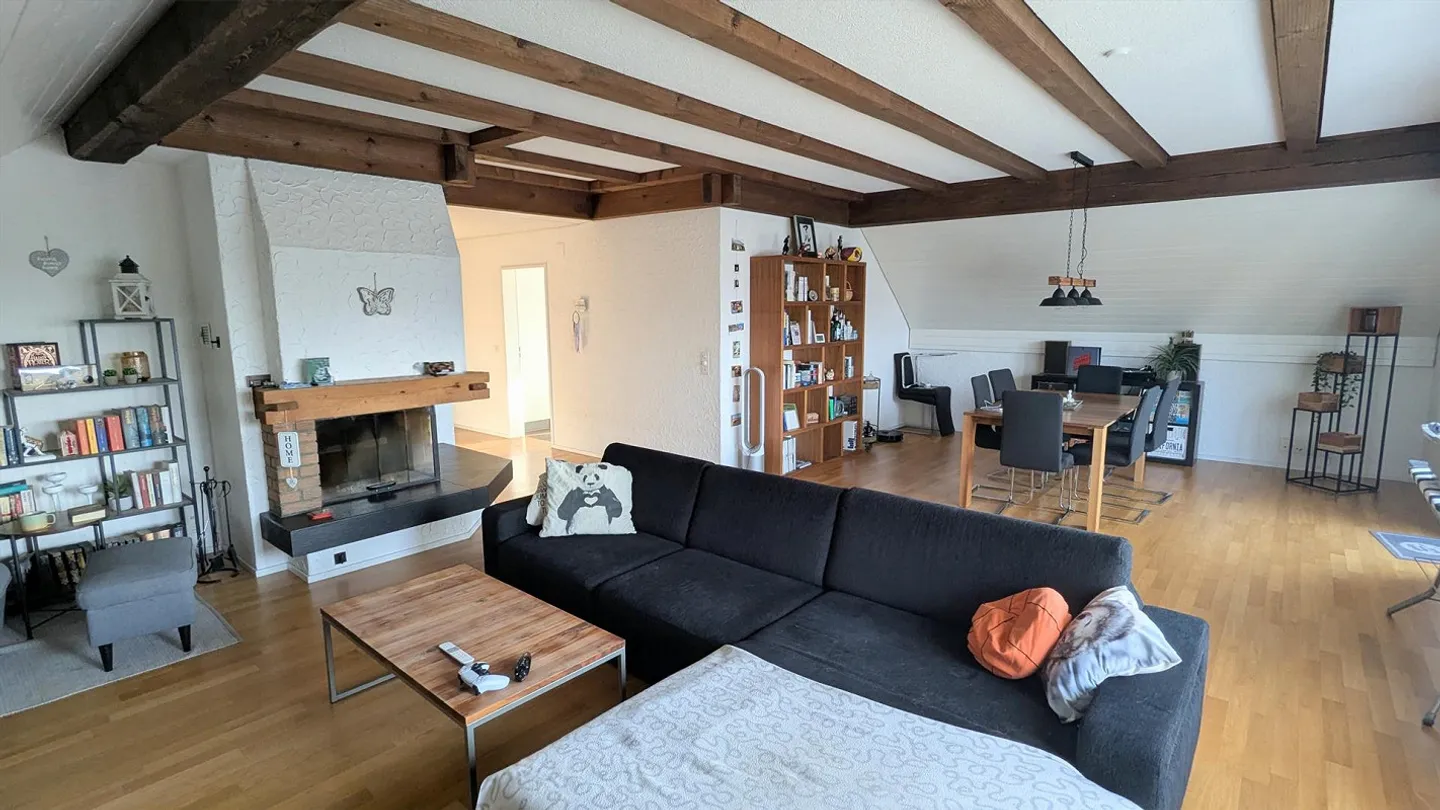 Charmante 5.5-Zimmer-Dachwohnung mit Kamin in Inwil - Foto 1 di 7