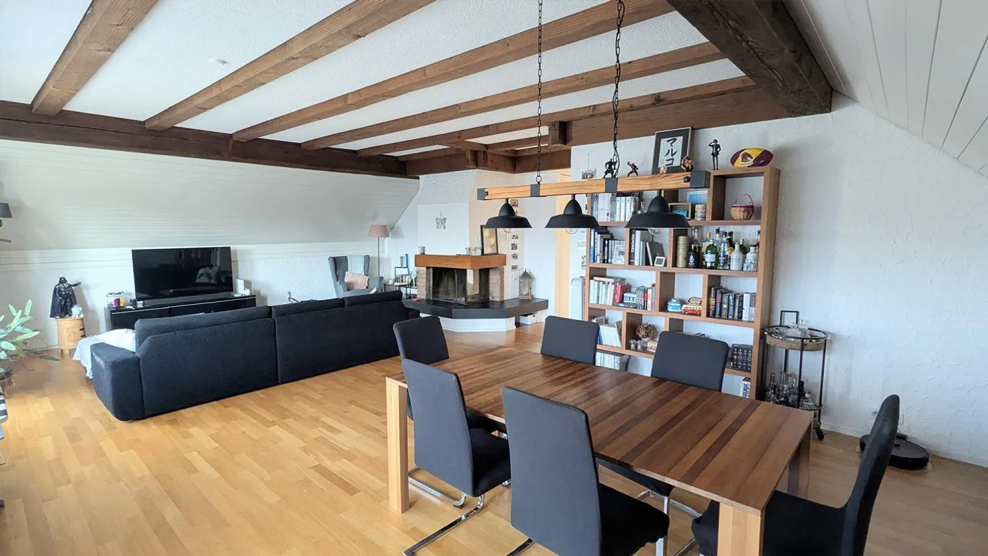 Charmante 5.5-Zimmer-Dachwohnung mit Kamin in Inwil - Foto 2 di 7