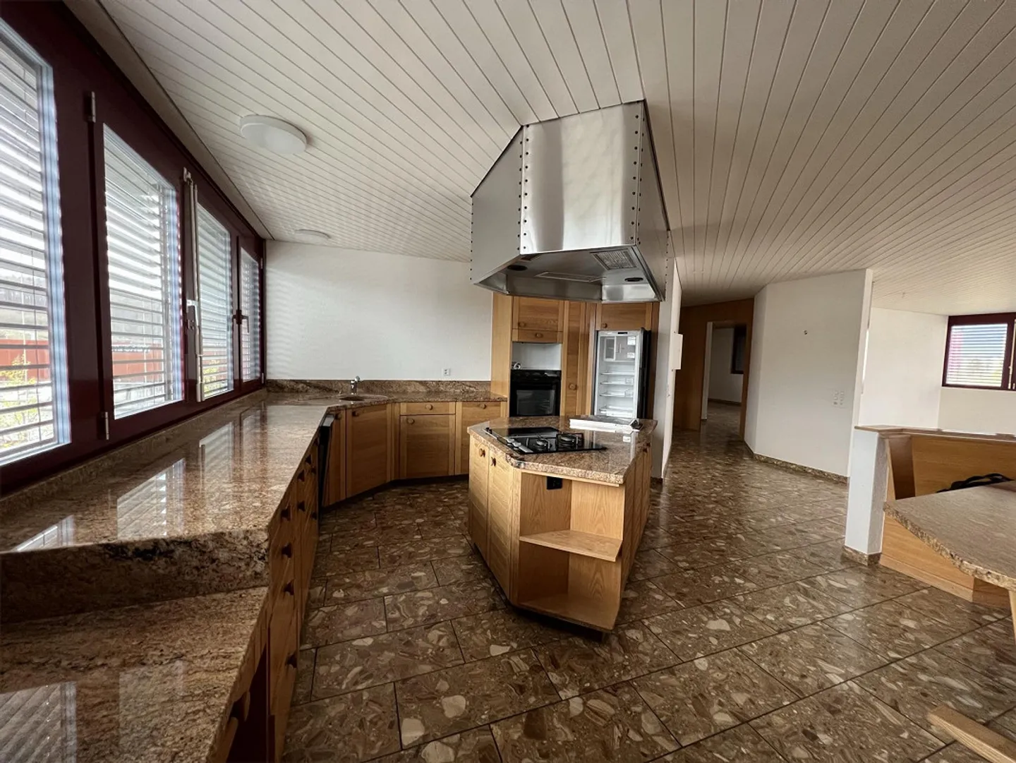 Ampio appartamento attico con vista sull'Aare in un piccolo edificio commerciale - Foto 4 di 13