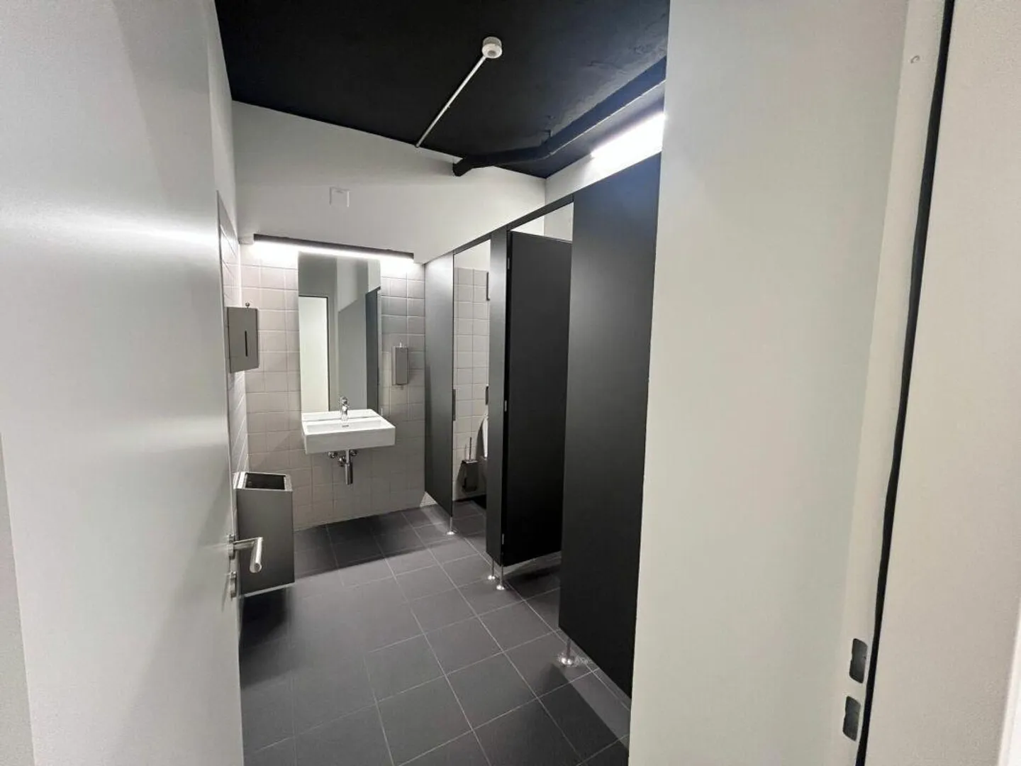 Prêt pour votre succès – espace commercial moderne dans un emplacement de choix ! - Photo 7 sur 11