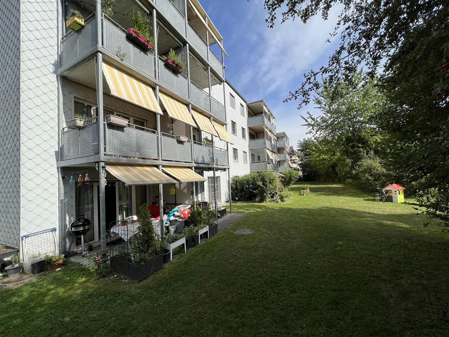 Appartamento tranquillo di 4,5 stanze nel verde - Foto 1 di 13