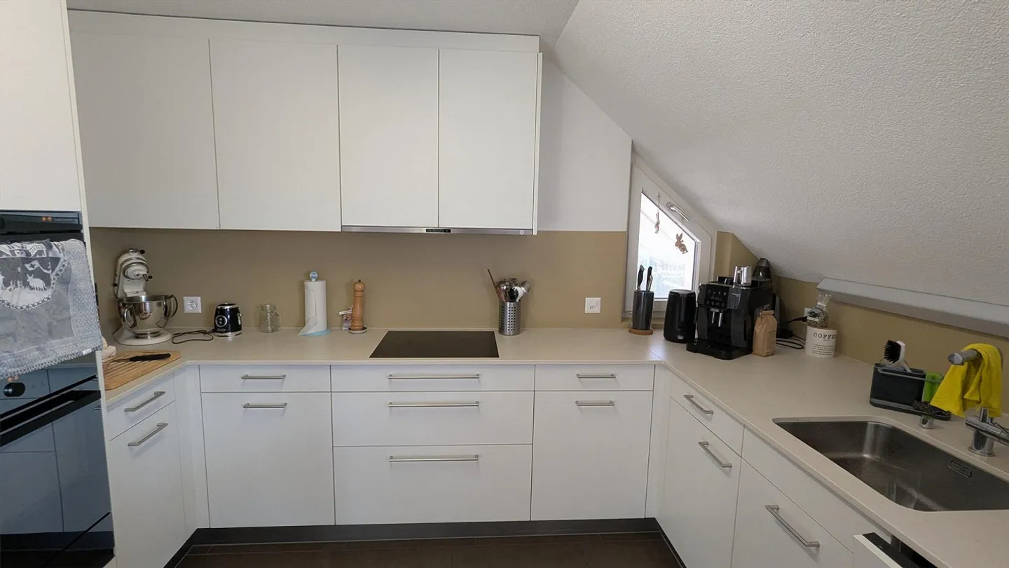 Charmante 5.5-Zimmer-Dachwohnung mit Kamin in Inwil - Foto 4 di 7