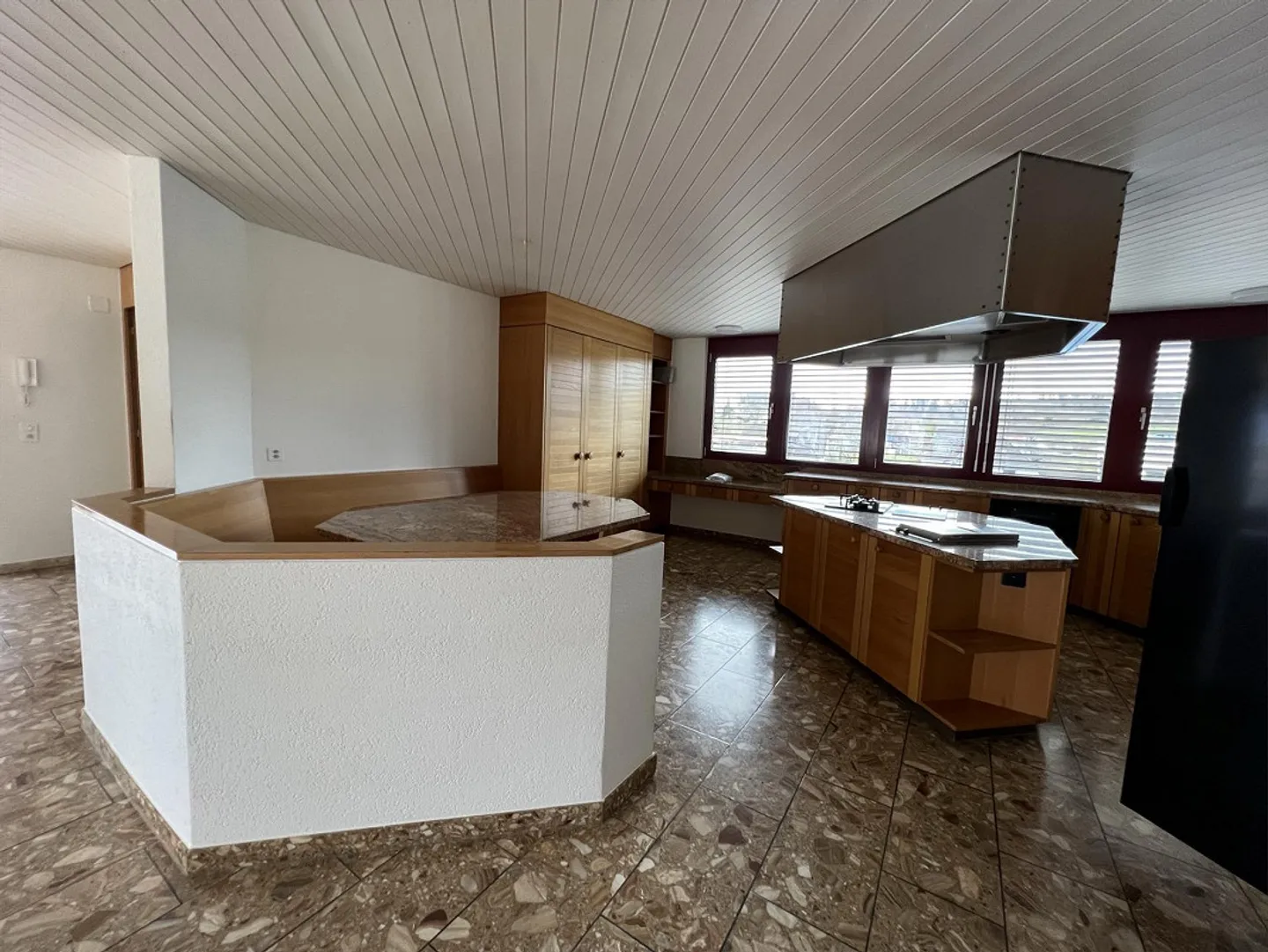 Ampio appartamento attico con vista sull'Aare in un piccolo edificio commerciale - Foto 3 di 13