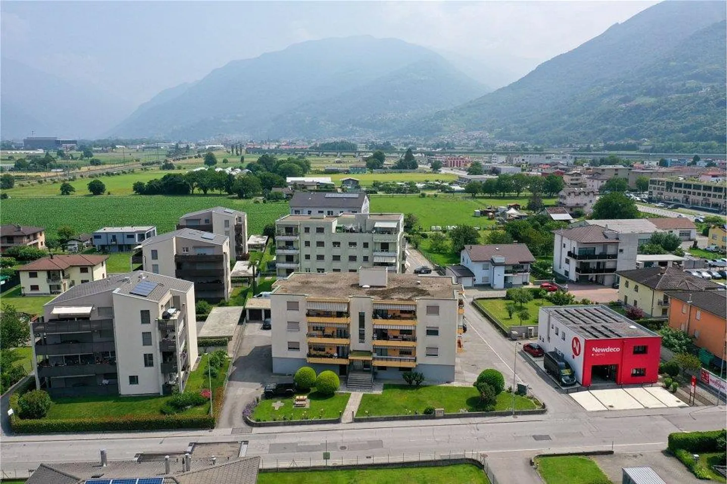 Appartamento con balcone e posteggio - Foto 1 di 13