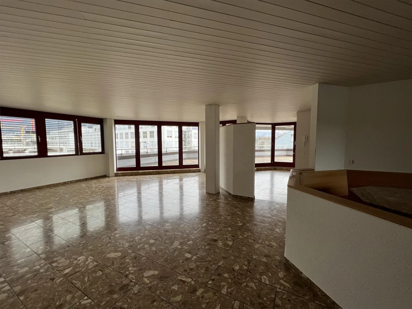 Ampio appartamento attico con vista sull'Aare in un piccolo edificio commerciale - Foto 5 di 13