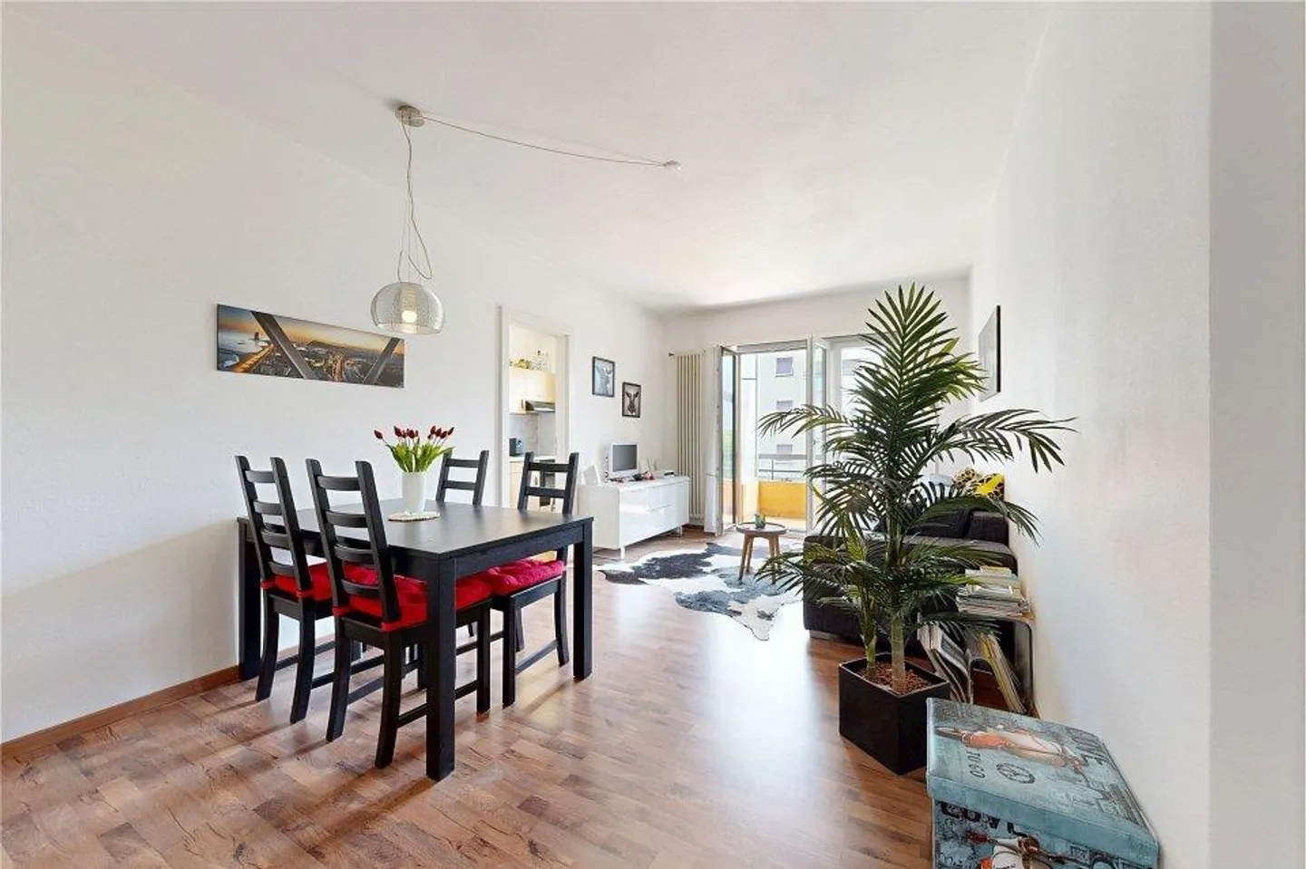 Appartamento con balcone e posteggio - Foto 4 di 13