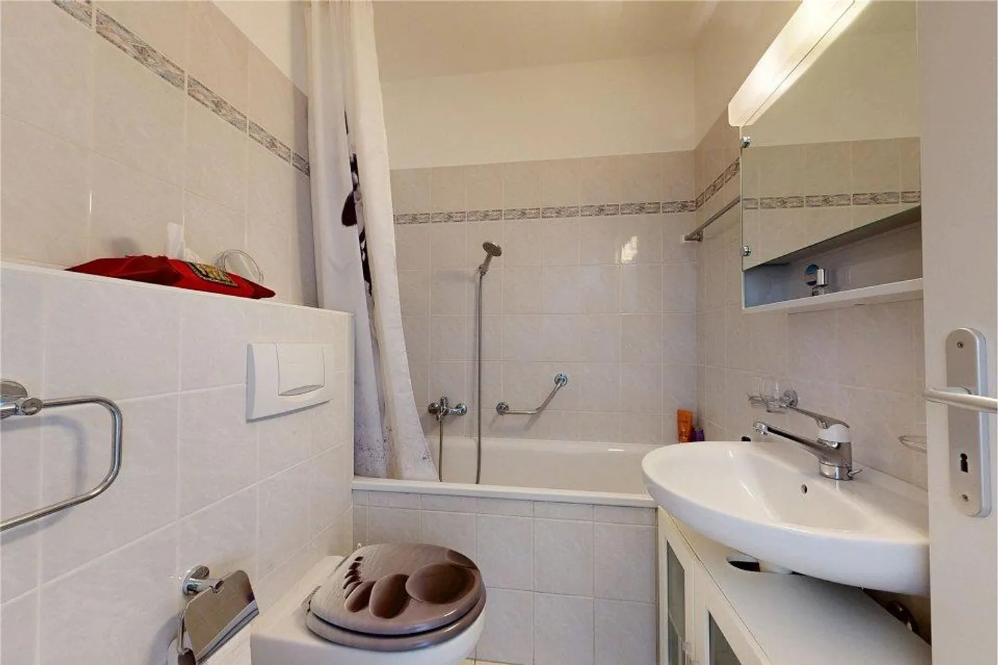 Appartamento con balcone e posteggio - Foto 7 di 13