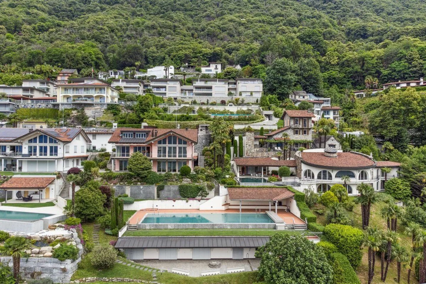 Abitare come in vacanza: Villa con piscina a sfioro e vista lago - Foto 12 di 14