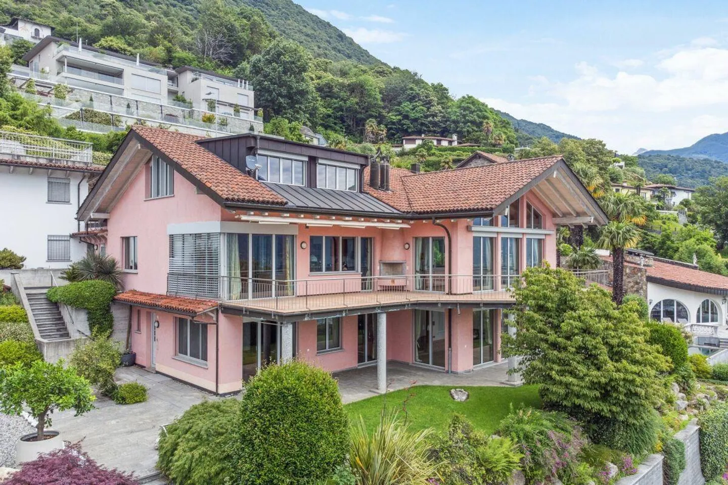 Abitare come in vacanza: Villa con piscina a sfioro e vista lago - Foto 13 di 14