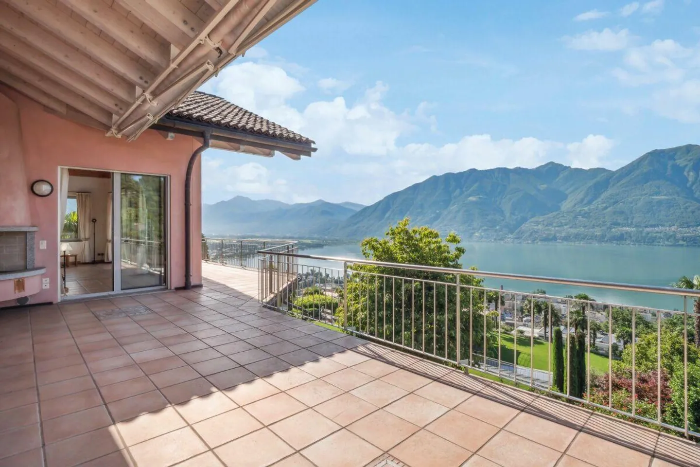 Abitare come in vacanza: Villa con piscina a sfioro e vista lago - Foto 2 di 14