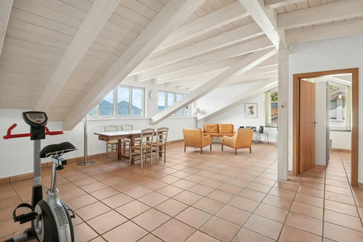 Abitare come in vacanza: Villa con piscina a sfioro e vista lago - Foto 6 di 14