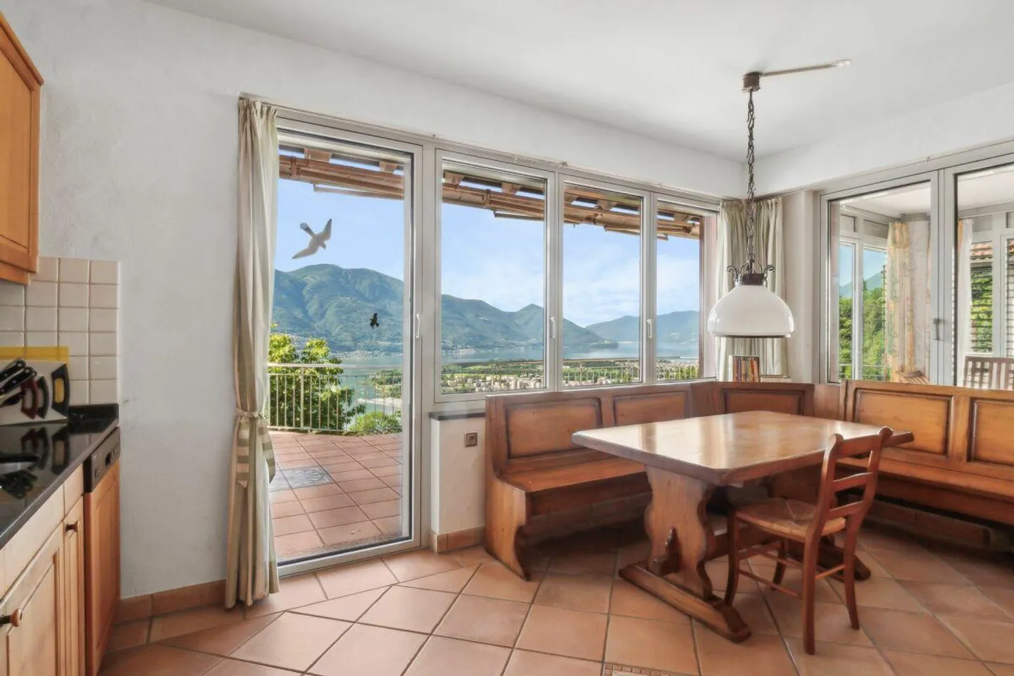 Abitare come in vacanza: Villa con piscina a sfioro e vista lago - Foto 7 di 14