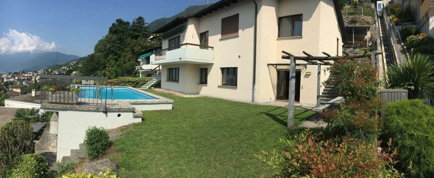 Bella casa a schiera con 8,5 stanze, piscina e vista mozzafiato - Foto 1 di 15