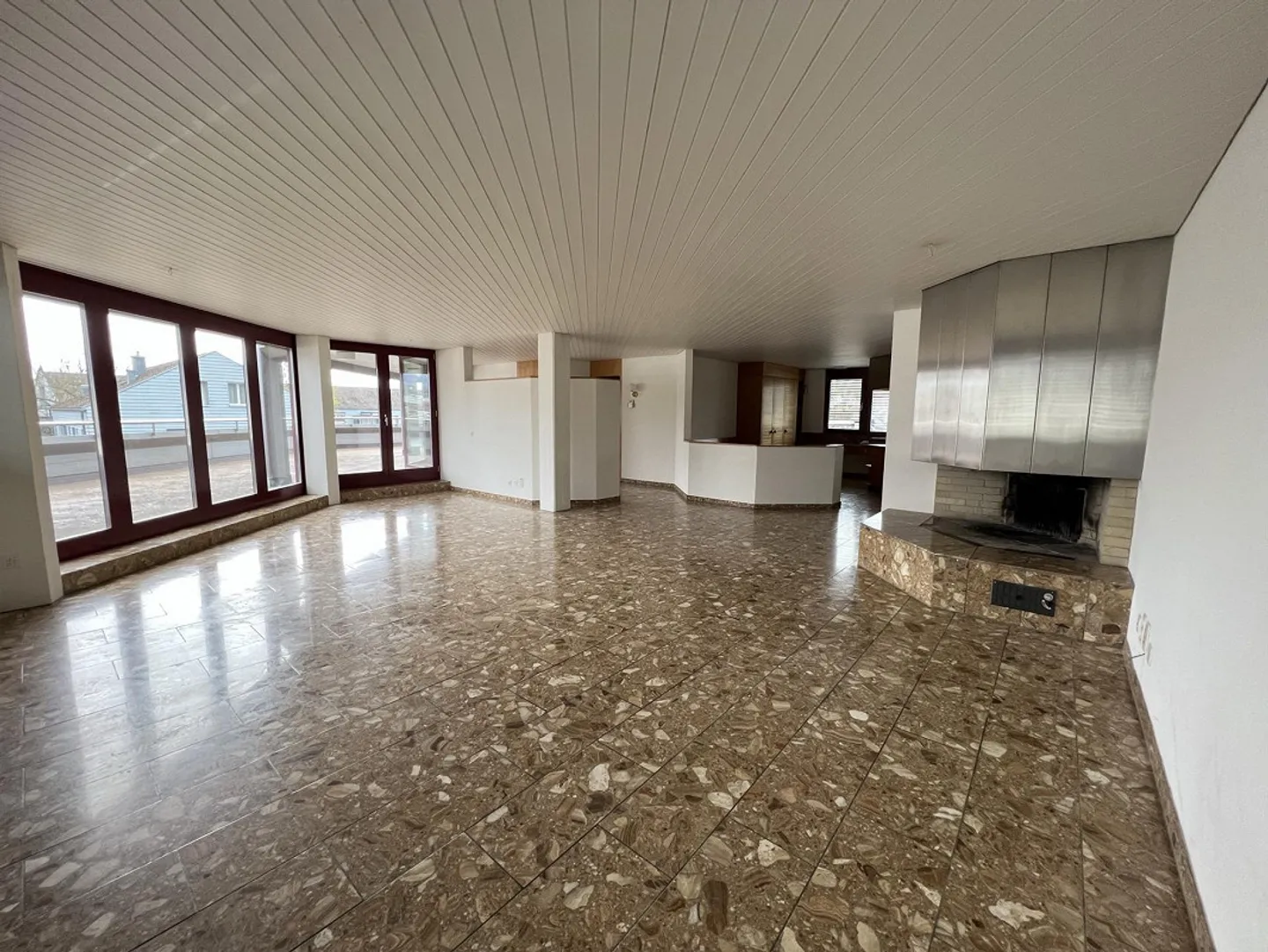 Ampio appartamento attico con vista sull'Aare in un piccolo edificio commerciale - Foto 6 di 13