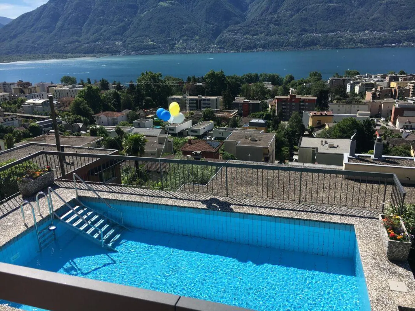 Bella casa a schiera con 8,5 stanze, piscina e vista mozzafiato - Foto 14 di 15