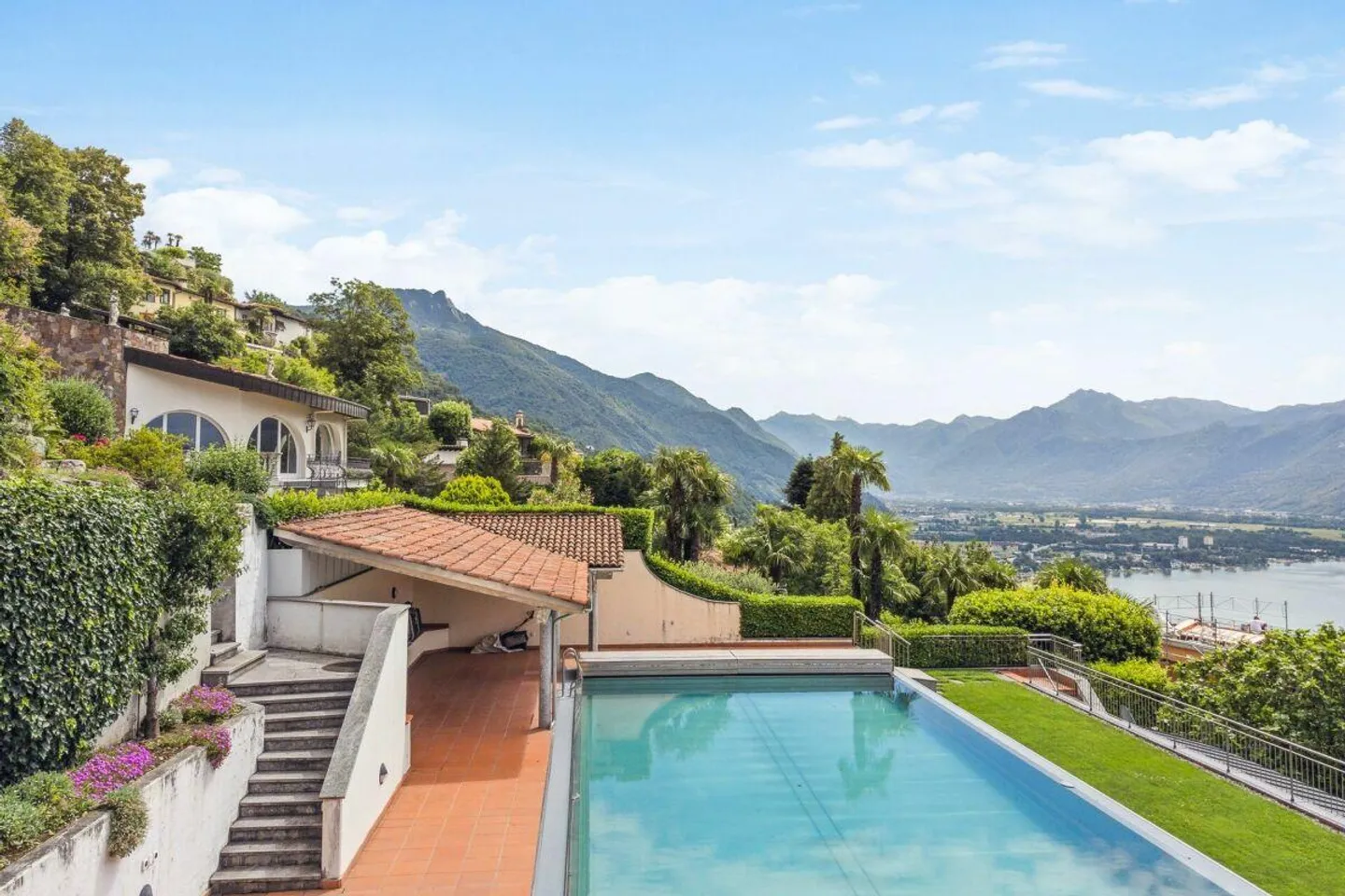 Abitare come in vacanza: Villa con piscina a sfioro e vista lago - Foto 14 di 14