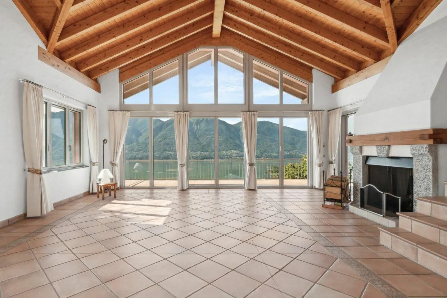 Abitare come in vacanza: Villa con piscina a sfioro e vista lago - Foto 3 di 14