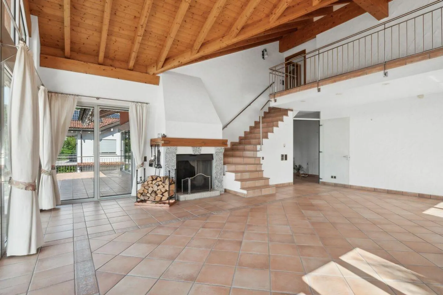 Abitare come in vacanza: Villa con piscina a sfioro e vista lago - Foto 4 di 14