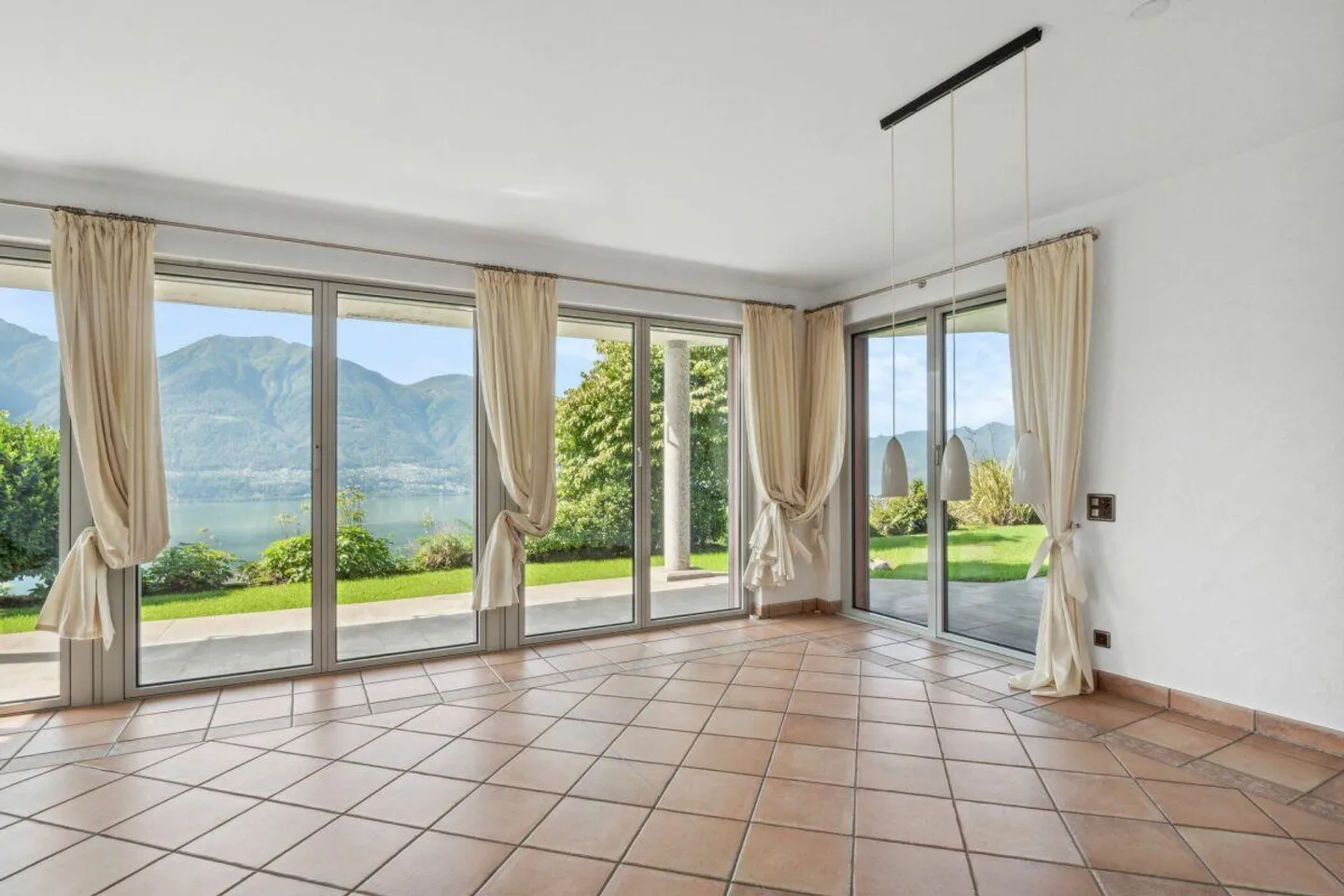 Abitare come in vacanza: Villa con piscina a sfioro e vista lago - Foto 5 di 14