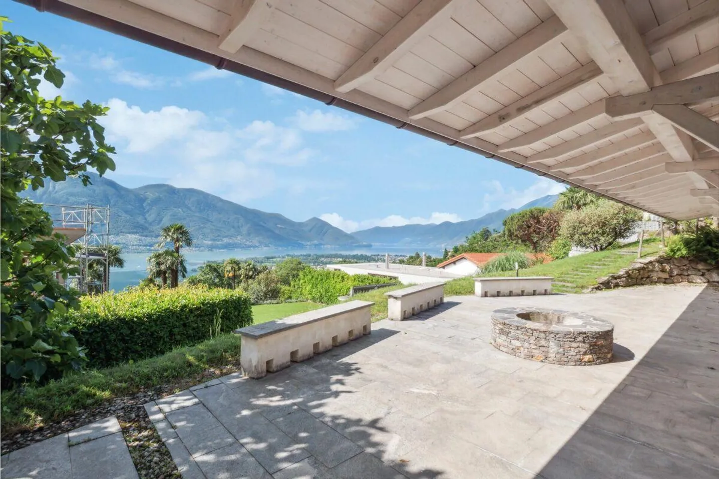 Abitare come in vacanza: Villa con piscina a sfioro e vista lago - Foto 11 di 14