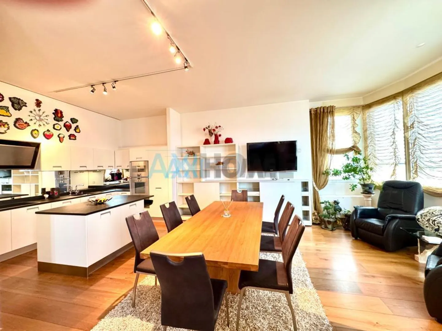 EXCLUSIVE in the center of Montreux, just steps from the lake - Photo 2 of 14