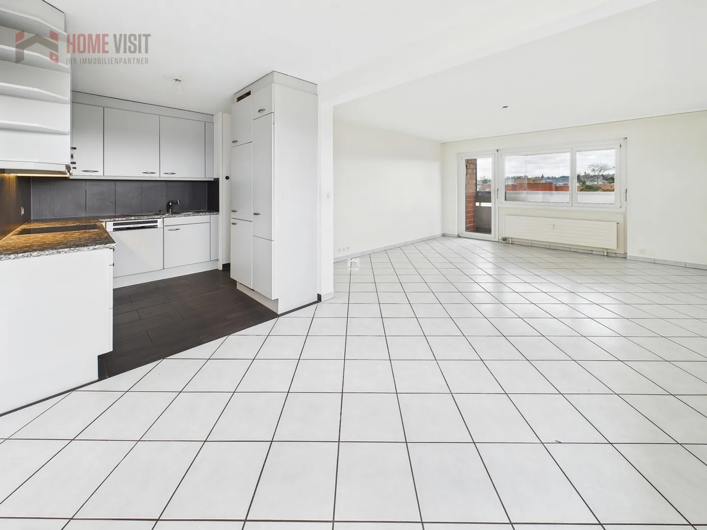 Appartamento luminoso di 3,5 stanze con ascensore e garage - ideale per tutte le età - Foto 1 di 13