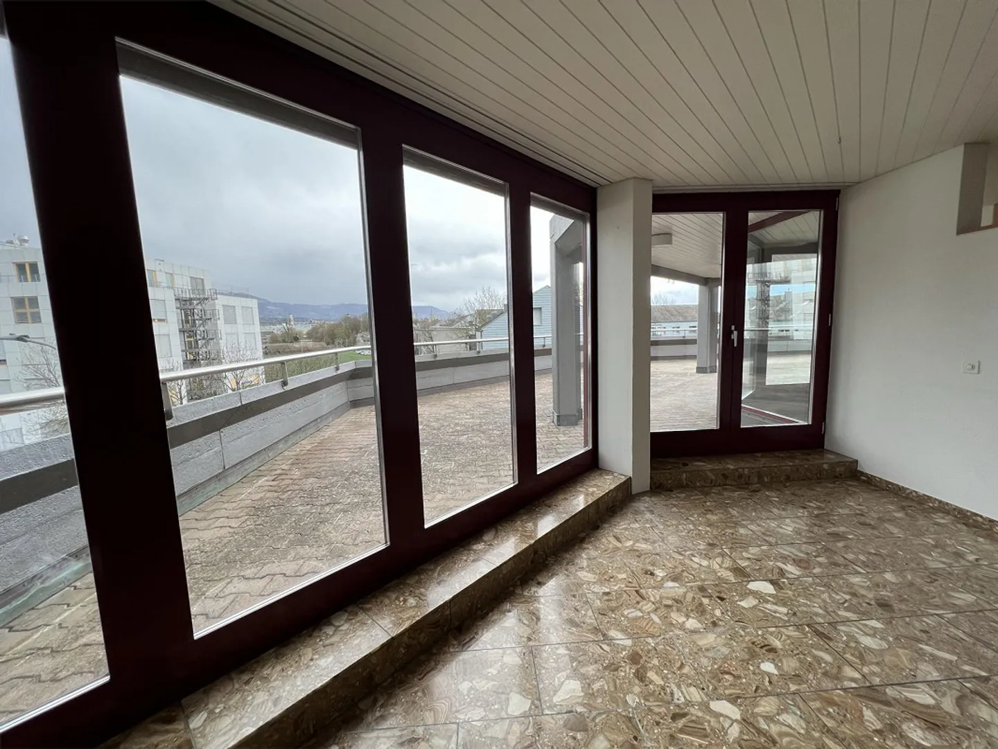 Ampio appartamento attico con vista sull'Aare in un piccolo edificio commerciale - Foto 7 di 13