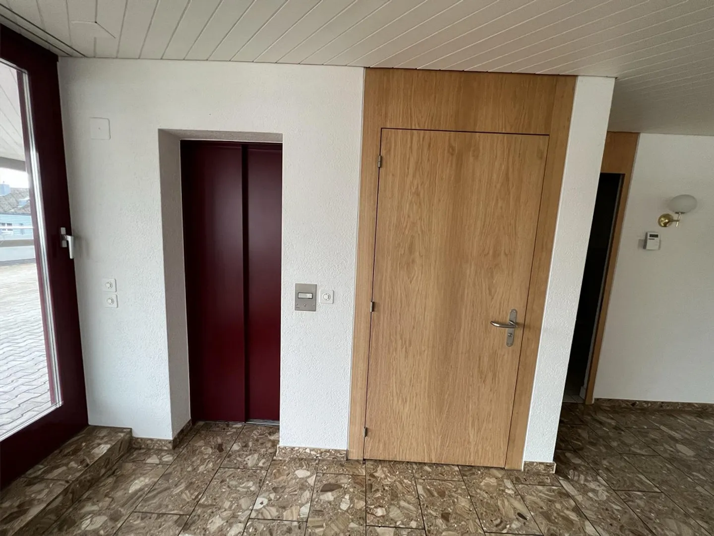 Ampio appartamento attico con vista sull'Aare in un piccolo edificio commerciale - Foto 8 di 13