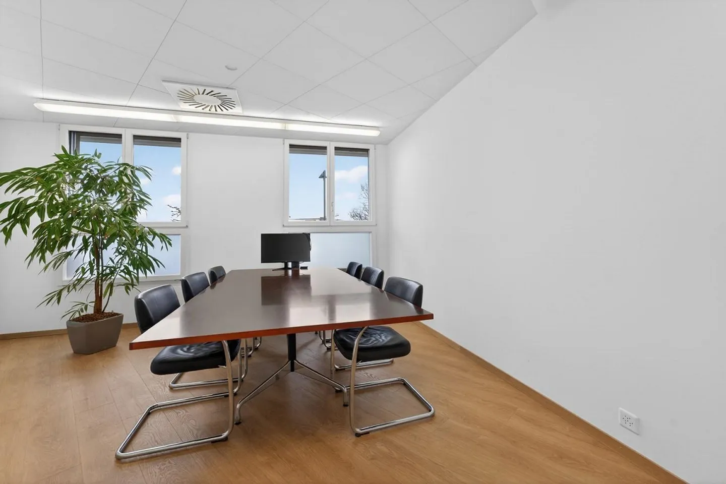 Proprietà d'ufficio o di studio attraente a Hergiswil utilizzabile in modo versatile - Foto 1 di 13